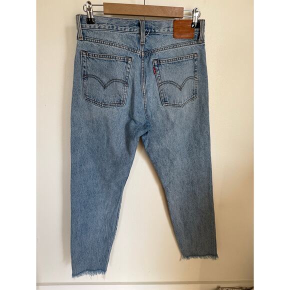 Levi's Premium Denim Wedgie Jeans Button-Fly Size 28 Light Wash Fray Hem - Picture 2 of 9